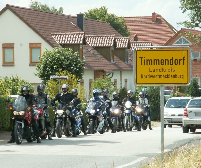 kurzer Halt der Motorradausfahrt am Ortsein- bzw. -Ausgang von Timmendorf